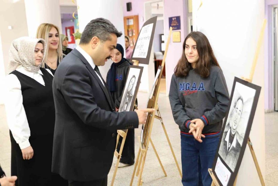 Lise öğrencileri, şehitlerin resmini çizdikleri eserlerle sergi açtı