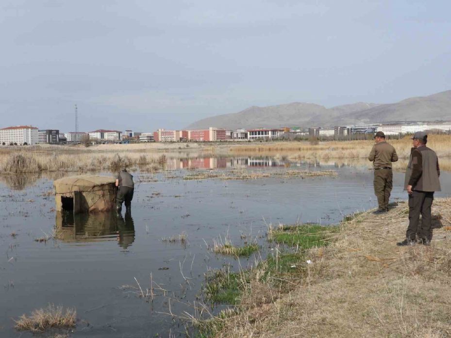 Akkaya Barajı’ndaki kaçak avcı kulübeleri yıkıldı