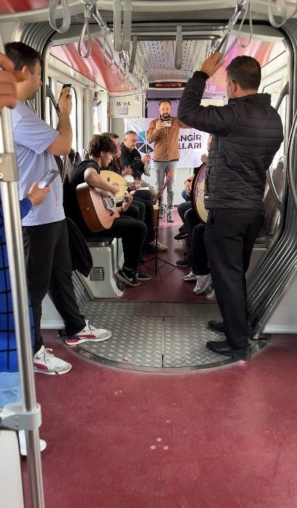 Tramvayda öğrencilerden duygulandıran Çanakkale Türküsü