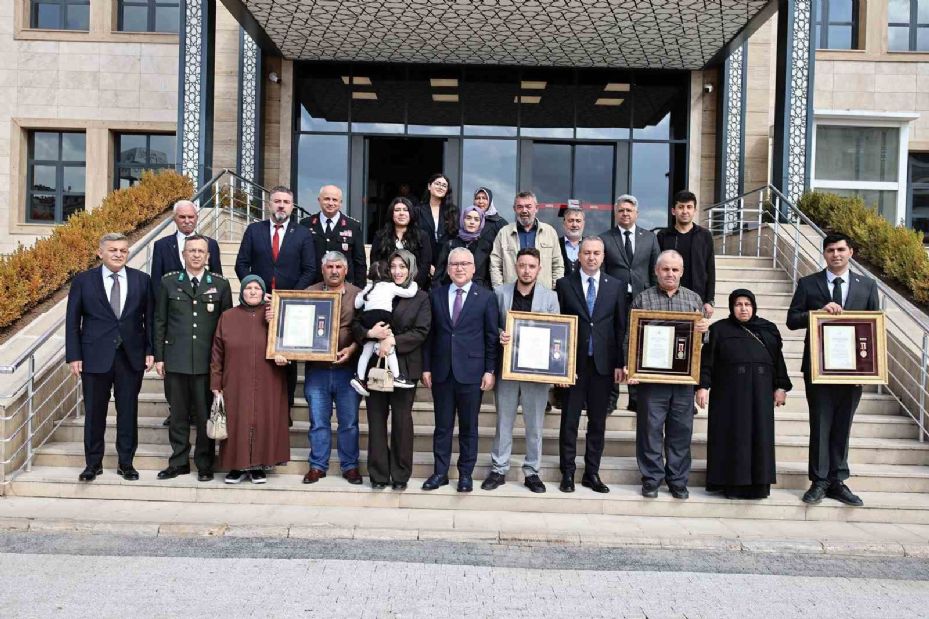 Şehit Aileleri ve Gazilere Devlet Övünç Madalyaları Takdim Edildi