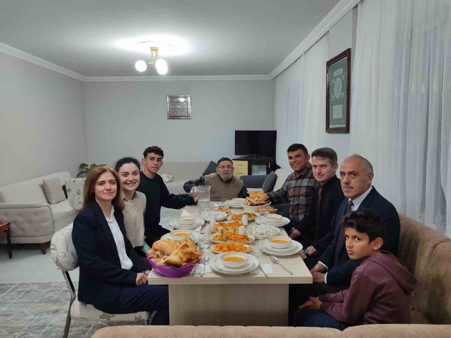 Aile ve Sosyal Hizmetler Bakanlığı, 81 ilde 4 kuşak bir arada yaşayan 81 aile ile iftarda buluştu