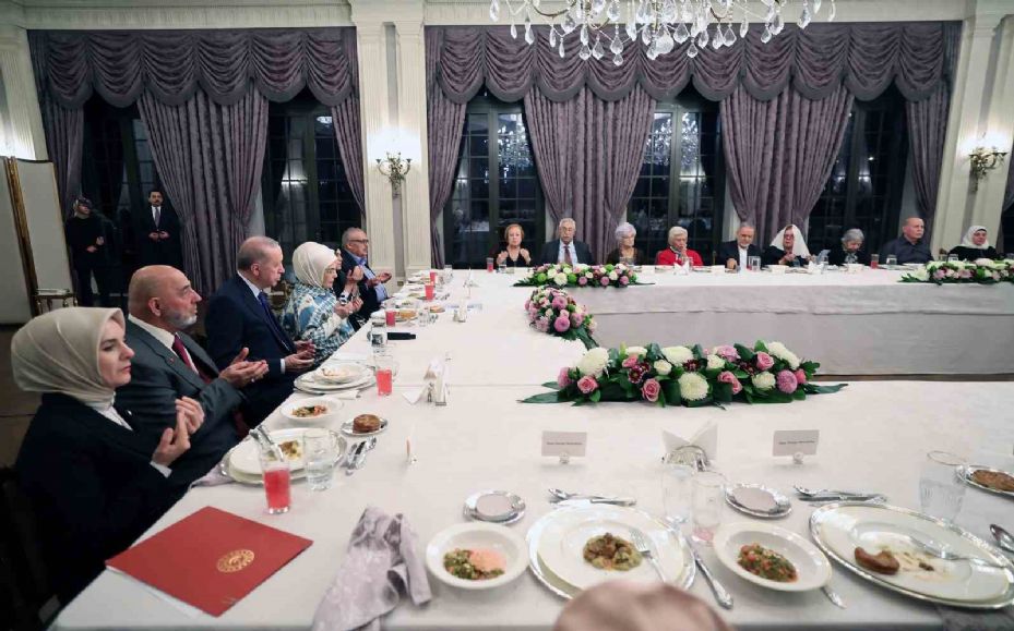 Cumhurbaşkanı Erdoğan’dan eşi Emine Erdoğan’ın yaşlılarla iftarına sürpriz ziyaret