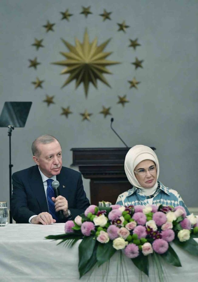 Cumhurbaşkanı Erdoğan’dan eşi Emine Erdoğan’ın yaşlılarla iftarına sürpriz ziyaret