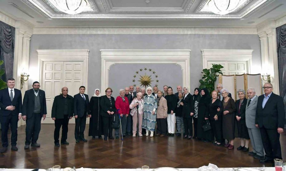 Cumhurbaşkanı Erdoğan’dan eşi Emine Erdoğan’ın yaşlılarla iftarına sürpriz ziyaret