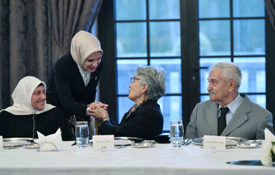 Cumhurbaşkanı Erdoğan’dan eşi Emine Erdoğan’ın yaşlılarla iftarına sürpriz ziyaret