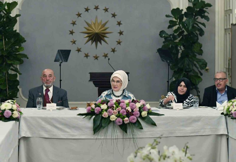 Cumhurbaşkanı Erdoğan’dan eşi Emine Erdoğan’ın yaşlılarla iftarına sürpriz ziyaret