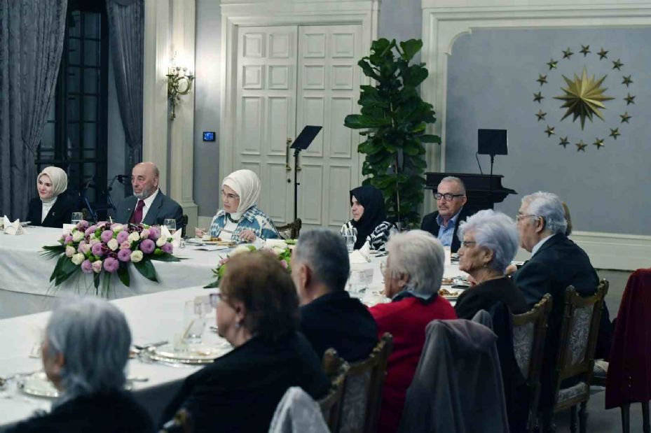 Cumhurbaşkanı Erdoğan’dan eşi Emine Erdoğan’ın yaşlılarla iftarına sürpriz ziyaret