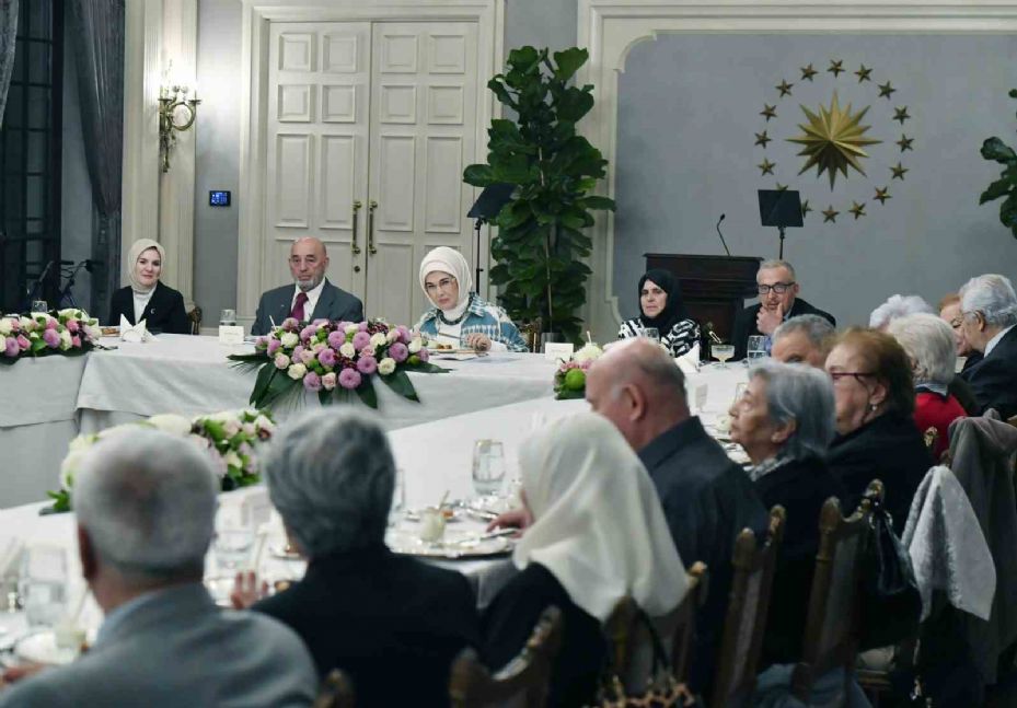 Cumhurbaşkanı Erdoğan’dan eşi Emine Erdoğan’ın yaşlılarla iftarına sürpriz ziyaret