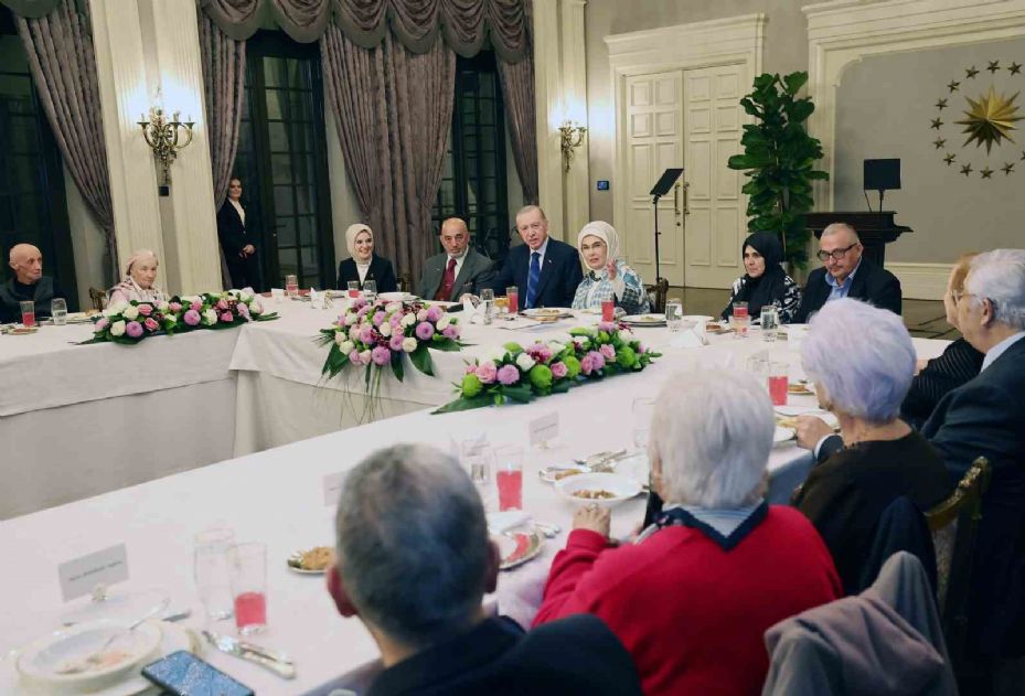 Cumhurbaşkanı Erdoğan’dan eşi Emine Erdoğan’ın yaşlılarla iftarına sürpriz ziyaret