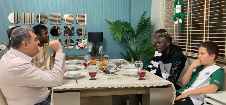 Konyasporlu Ndao ve Keyta oruçlarını Konyalı aileyle açtı