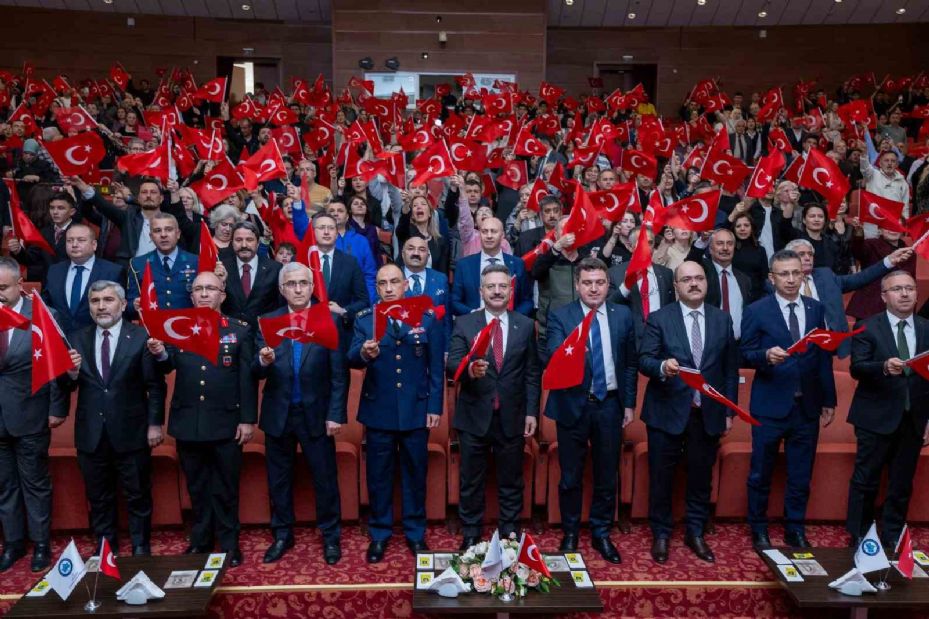 Eskişehir Valisi Hüseyin Aksoy, Şehitleri Anma Günü ve Çanakkale Deniz Zaferi’nin yüz onuncu yıl dönümünü kutladı