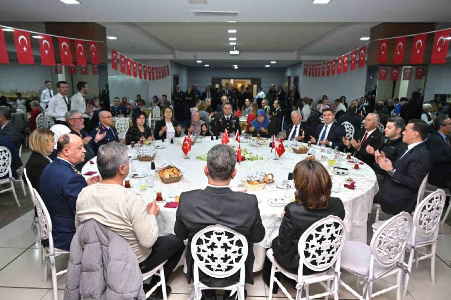 Eskişehir Valiliği 18 Mart Şehitleri Anma Günü ve Çanakkale Deniz Zaferi’nin yüz onuncu yıldönümü adına iftar düzenledi