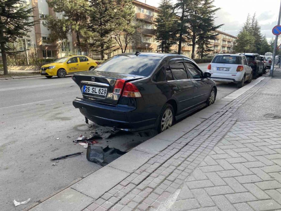 Park halindeki araca arkadan çarptı