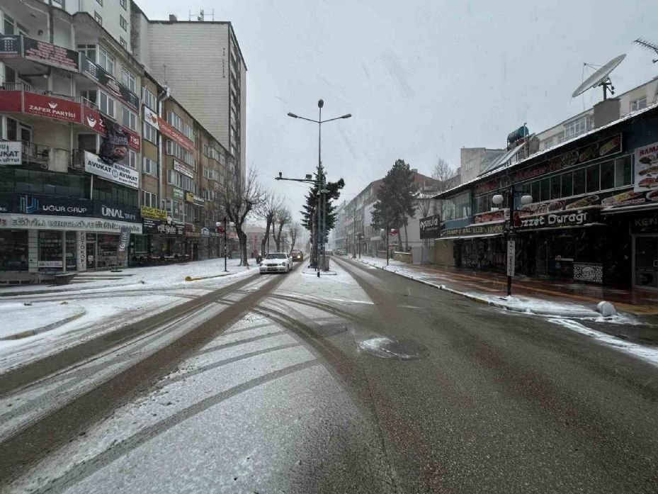 Yozgat’ta martta yağan kar çiftçiyi endişelendirdi