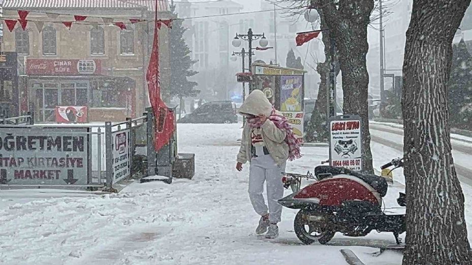 Yozgat’ta martta yağan kar çiftçiyi endişelendirdi