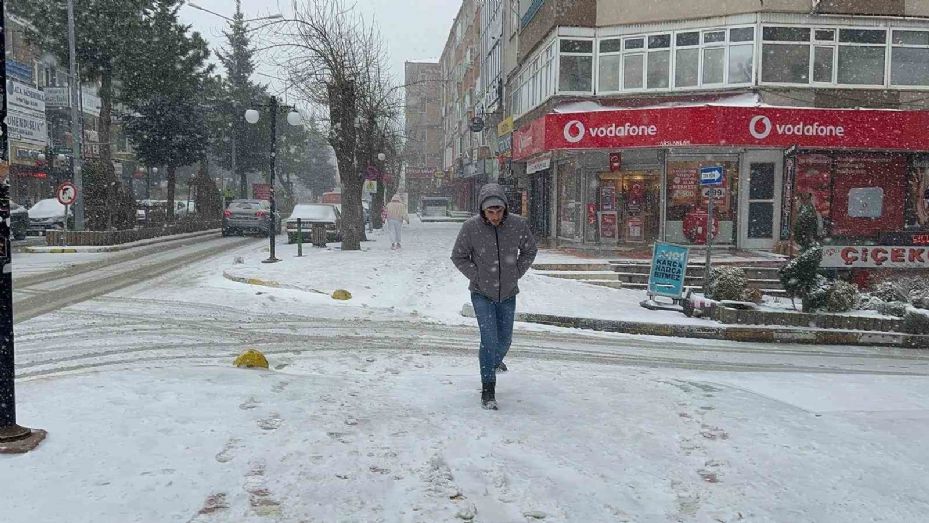 Yozgat’ta martta yağan kar çiftçiyi endişelendirdi