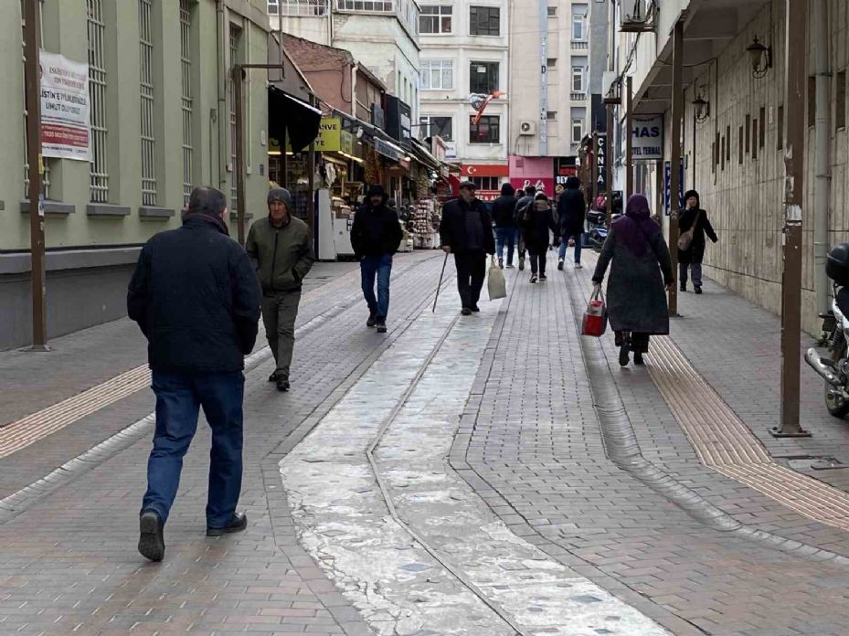 (ÖZEL) Dün kısa kollu ile gezen vatandaşlar bugün ateş başında ısınmaya çalıştı