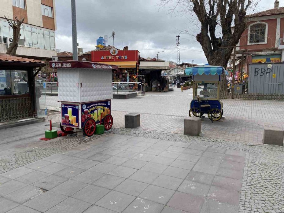 (ÖZEL) Dün kısa kollu ile gezen vatandaşlar bugün ateş başında ısınmaya çalıştı