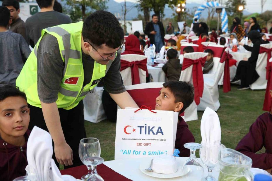 TİKA, Pakistan’da yetim çocuklara iftar yemeği verdi