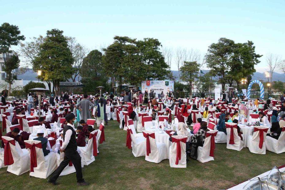 TİKA, Pakistan’da yetim çocuklara iftar yemeği verdi