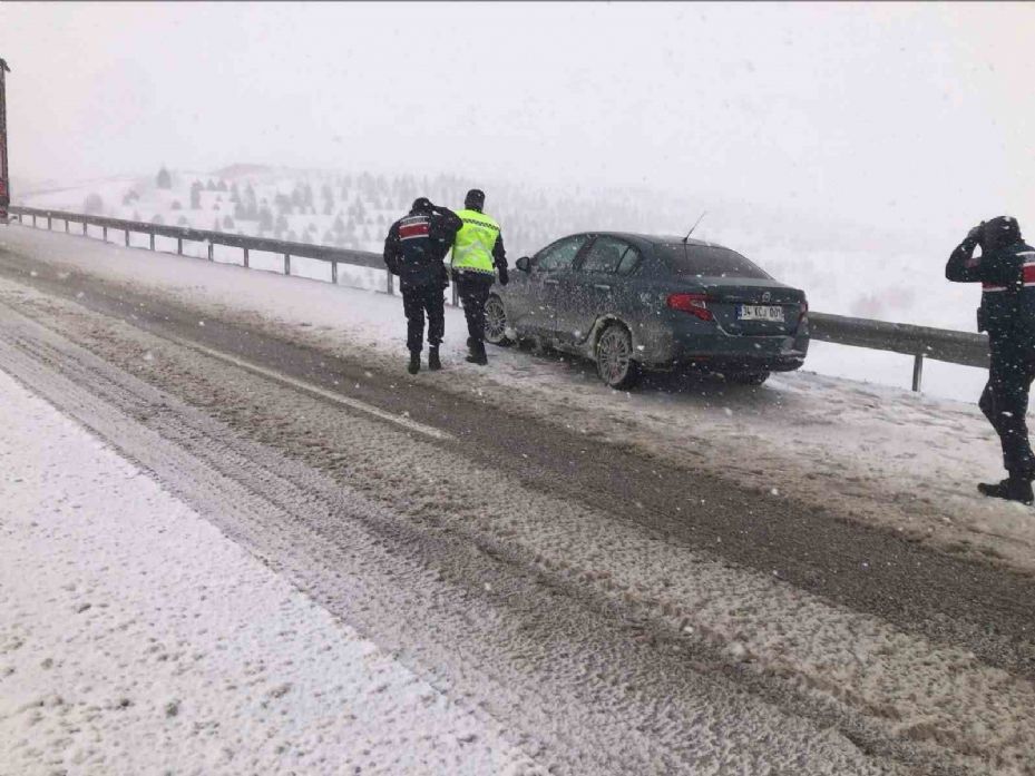 Yozgat’ta yoğun kar yağışı sonrası tüm ekipler sahada