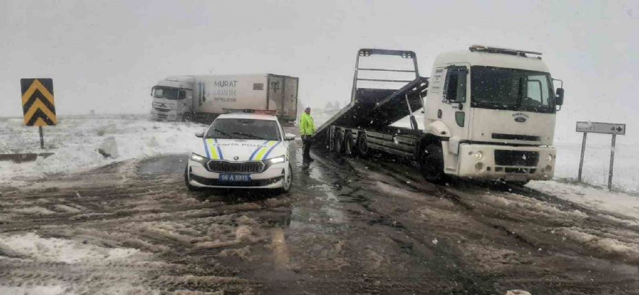 Yozgat’ta yoğun kar yağışı sonrası tüm ekipler sahada