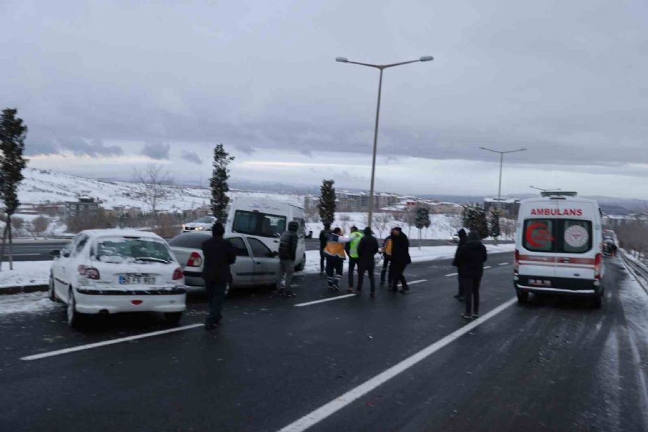 Nevşehir’de 6 araçlı zincirleme kaza: 3 yaralı