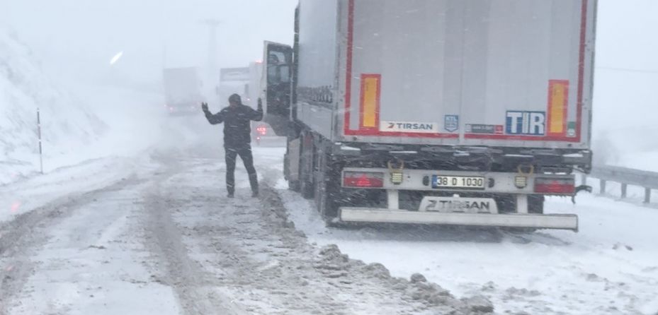 Sivas’ta kar yolları kapattı, hazırlıksız sürücüler yolda kaldı