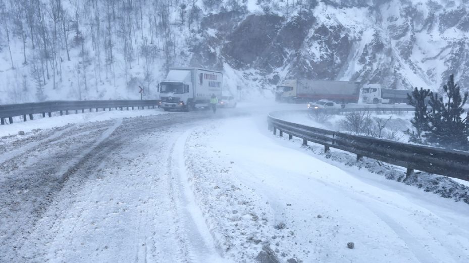 Sivas’ta kar yolları kapattı, hazırlıksız sürücüler yolda kaldı