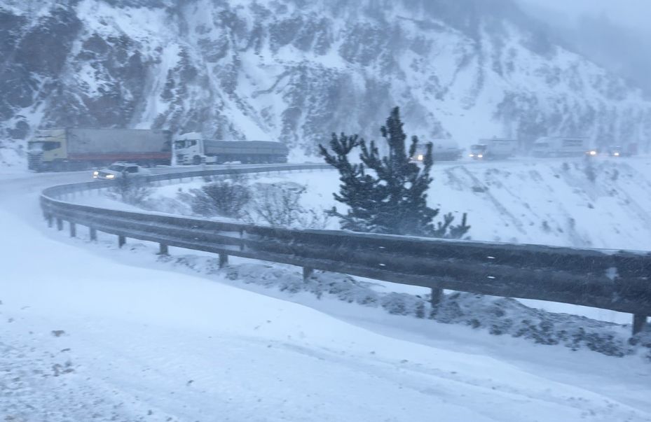 Sivas’ta kar yolları kapattı, hazırlıksız sürücüler yolda kaldı