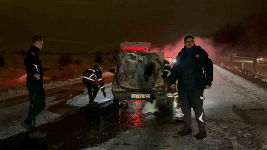 Otomobilin yandığını polis ekipleri fark etti