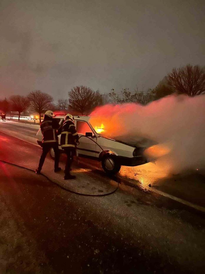 Otomobilin yandığını polis ekipleri fark etti