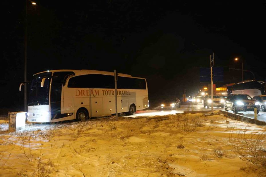 Kaza yapan otomobilin parçalarını toplarken otobüs çarptı