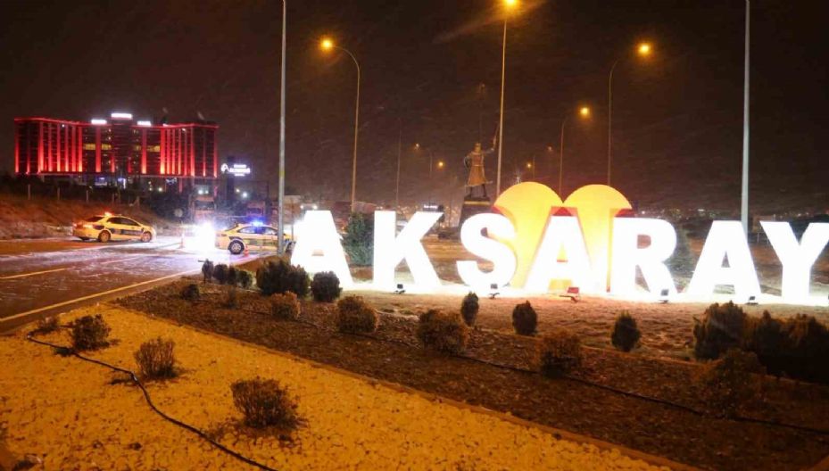 Aksaray’da yoğun kar ve tipi etkili oluyor, şehirde göz gözü görmüyor