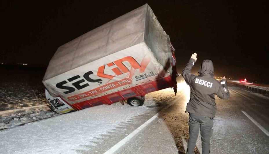 Aksaray’da kar, tipi ve buzlanma nedeniyle kazalar peş peşe yaşandı