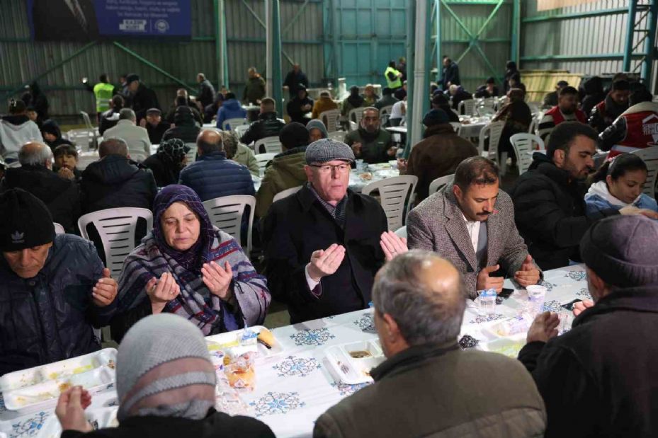 Başkan Kurt, Gündoğdu Mahallesi’nde iftarda vatandaşlarla buluştu