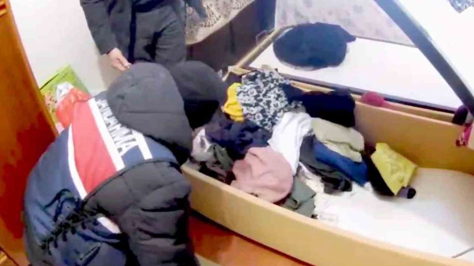 Jandarma evin her köşesini didik didik etti, nakit para ve yüzlerce uyuşturucu hap buldu