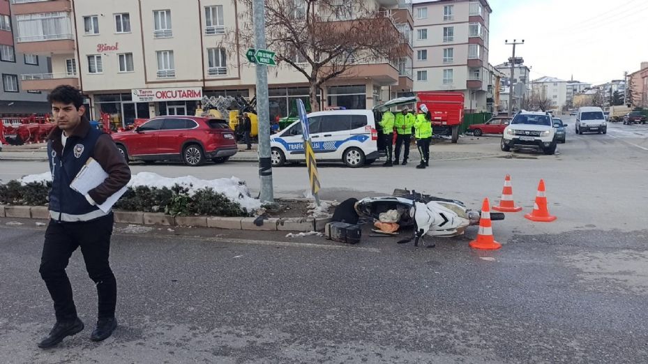 Kontrolsüz şerit değiştiren motosiklete araç çarptı