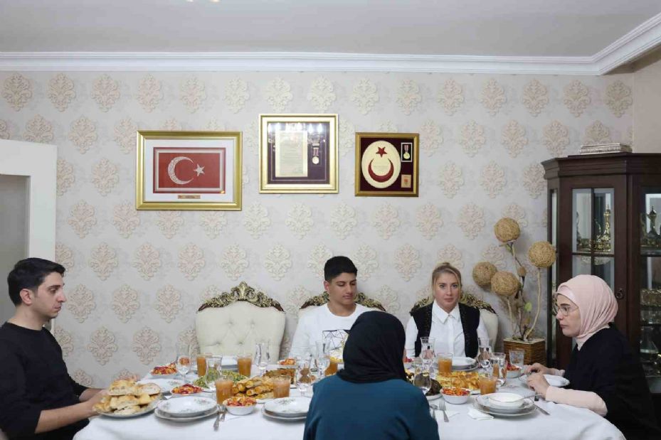 Emine Erdoğan, Vehibe Sayın’ın iftar sofrasına konuk oldu