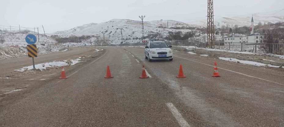 Sivas’ta yoğun kar yağışı ve tipi ulaşımda aksamalara neden oldu