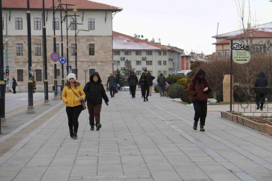 Uzmanı açıkladı: "Geçmişe takılı kalan mutlu olamıyor"