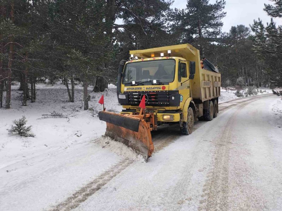 Büyükşehir ekiplerinin karla mücadele çalışmaları