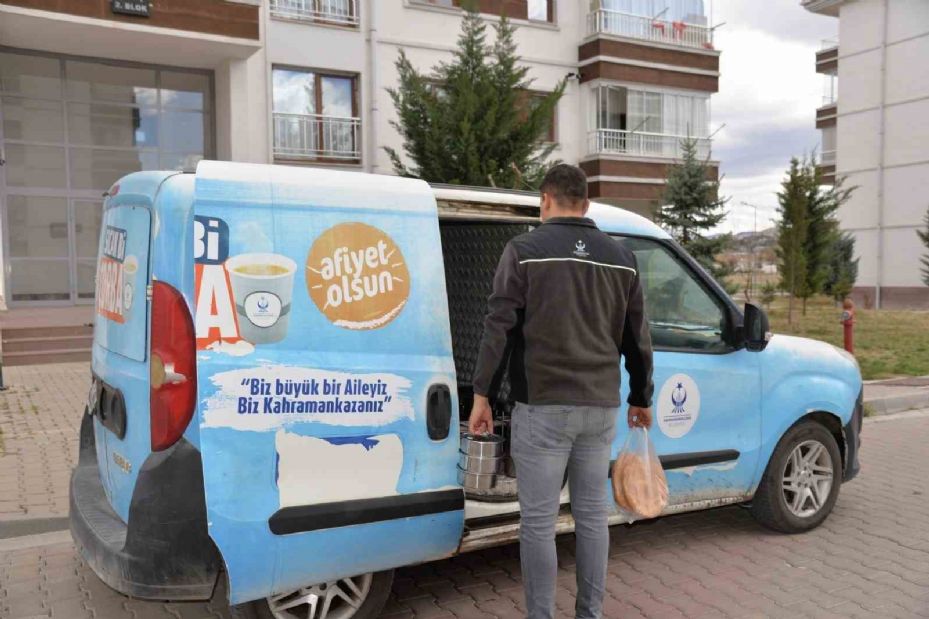 Ankara Kahramankazan Belediyesi, iftar öncesi sıcak yemek dağıttı