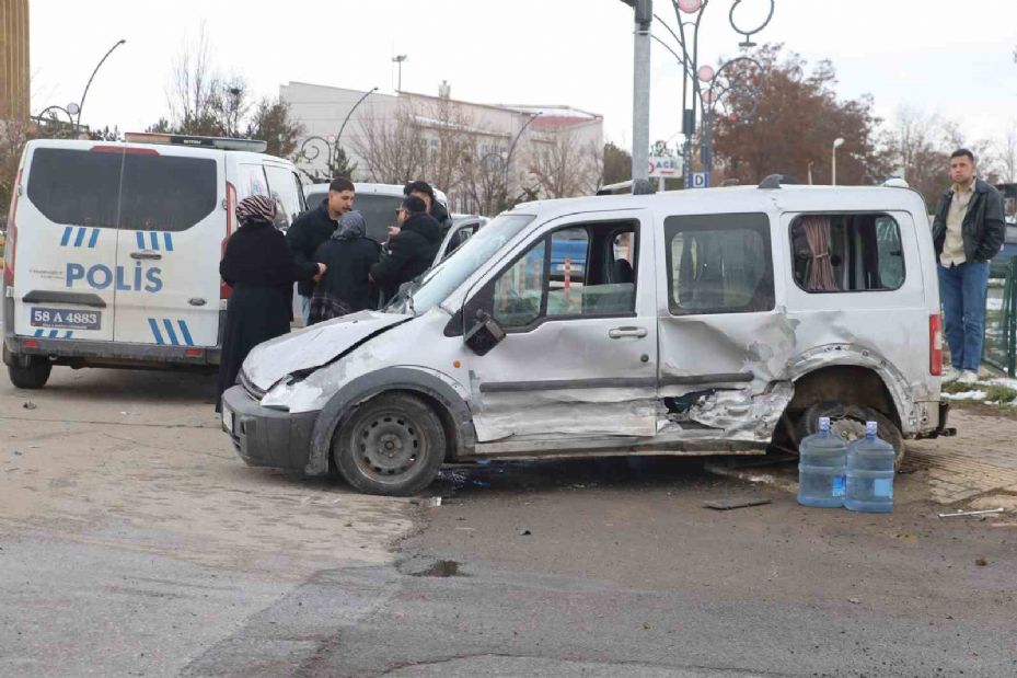 Hafif ticari araç ile otomobil çarpıştı, yoldan geçen yaya ağır yaralandı