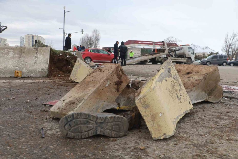 Hafif ticari araç ile otomobil çarpıştı, yoldan geçen yaya ağır yaralandı