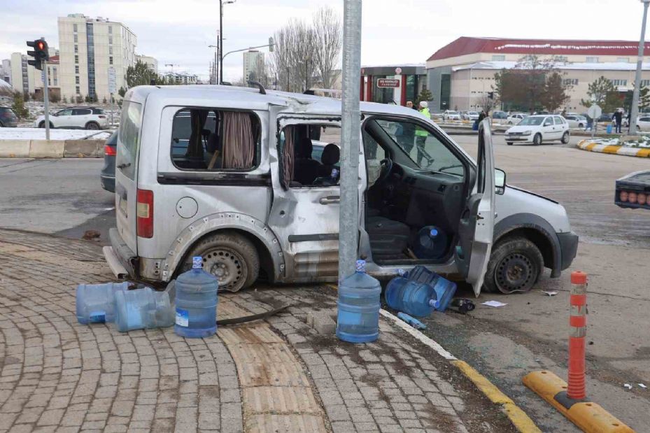 Hafif ticari araç ile otomobil çarpıştı, yoldan geçen yaya ağır yaralandı