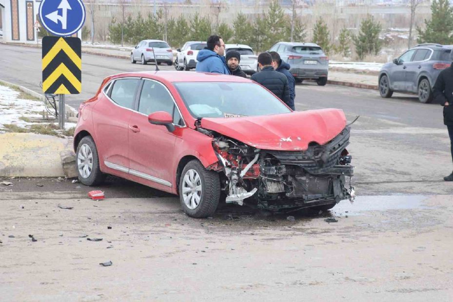 Hafif ticari araç ile otomobil çarpıştı, yoldan geçen yaya ağır yaralandı