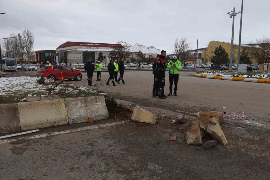 Hafif ticari araç ile otomobil çarpıştı, yoldan geçen yaya ağır yaralandı