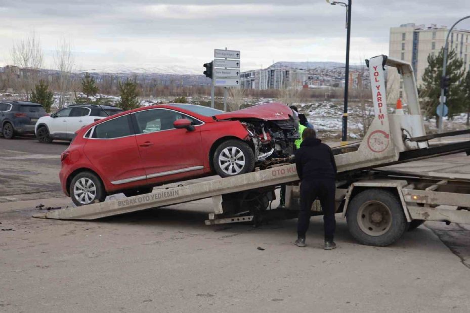 Hafif ticari araç ile otomobil çarpıştı, yoldan geçen yaya ağır yaralandı