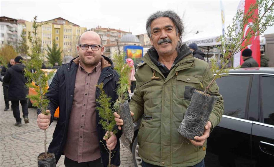 Kırıkkale’de vatandaşlara ücretsiz fidan dağıtıldı